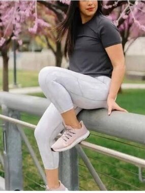 ZYIA ACTIVE Silver Camo
Metallic pocket light n tight hi-rise capri 20" Size 4